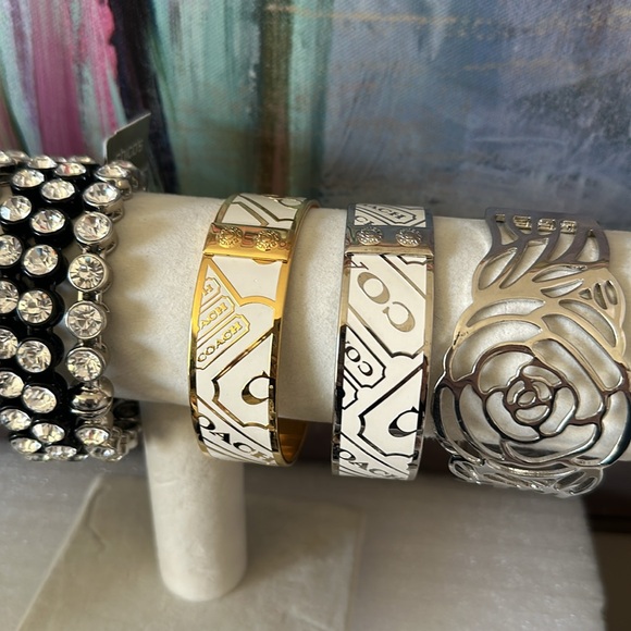 COACH Daisy Dangle Silver Key Ring - Picture 9 of 9